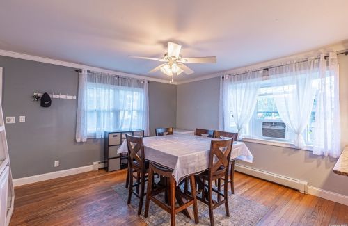 209 Delaware Ave, North Lindenhurst, NY 11757-3847