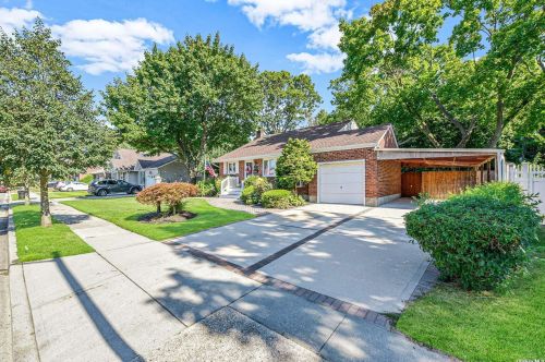 15 Laurie Blvd, Bethpage, NY 11714-1411