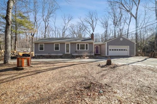 194 Moosehorn Rd, Warwick, RI 02818-1131