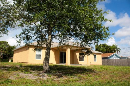 2481 Camarin St, Fort Pierce, FL 34952-5406