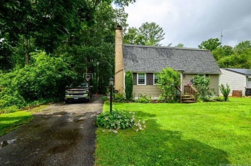 22 Duffy St, Putnam, CT 06260-1112