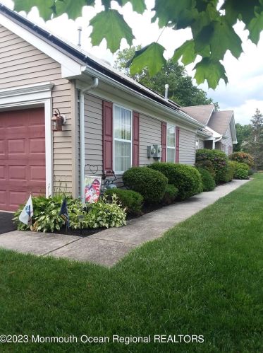 86 Rosewood Dr, Lakewood, NJ 08701-5777
