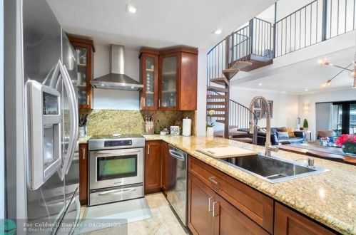 8288 Dundee Ter, Hialeah FL  33016-6418 exterior