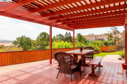 1408 Greenfield Cir, Pinole CA  94564-2136 exterior