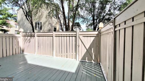 2324 Hunters Square Ct, Herndon VA  20191-2814 exterior