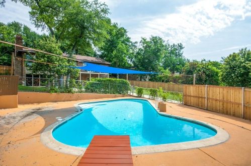 2518 Bridal Wreath Ln, Dallas TX  75233-3304 exterior