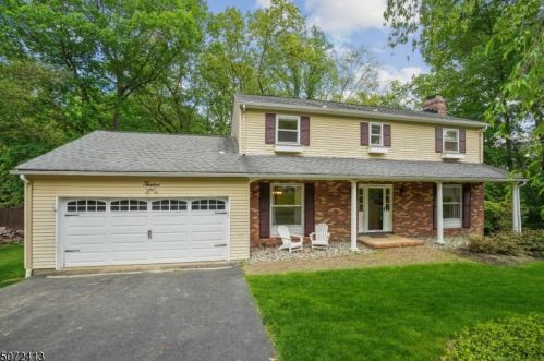12 Beaver Ridge Rd, Greystone Park, NJ 07950-1901