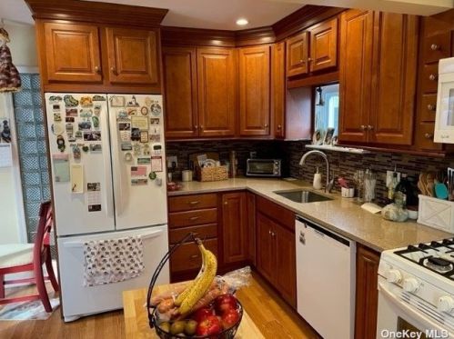 406 Old Farmingdale Rd, Babylon NY  11704-6424 exterior