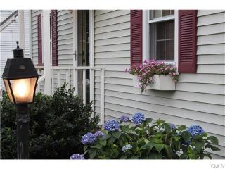 93 Quaker Rd, New Haven, CT 06517-3625