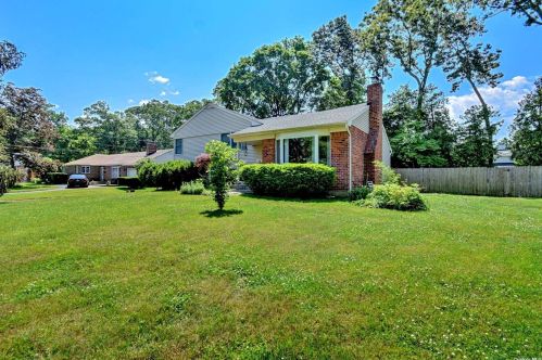 12 Winoka Dr, Huntington Station, NY 11746-2048