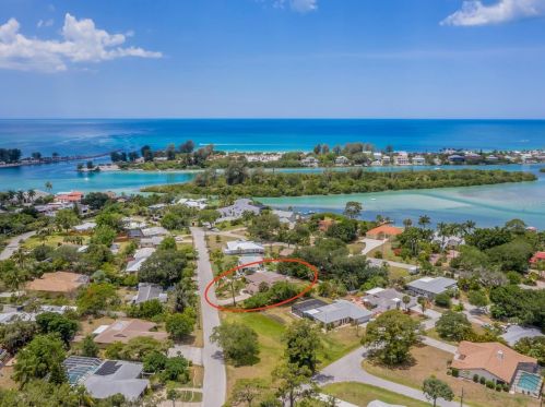 514 Palm Ave, Nokomis, FL 34275-3095