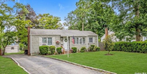 8 Carrington Dr, Elwood NY  11731-3005 exterior