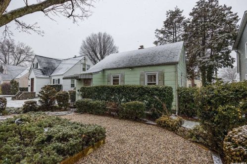 23 Heywood St, New Hyde Park, NY 11040-2411