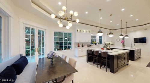 3857 Hayvenhurst Dr, Van Nuys, CA 91436-3600