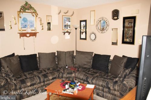 34 Mallard Ct, Charles Town WV  25414-5803 exterior