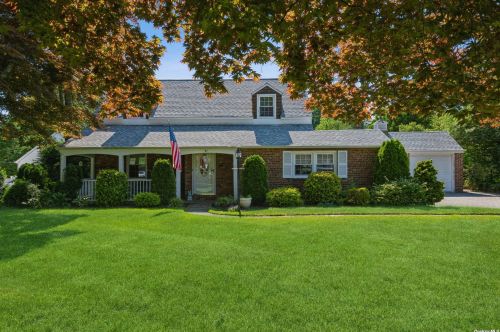 41 Orchard Meadow Rd, Williston Park, NY 11596-2503