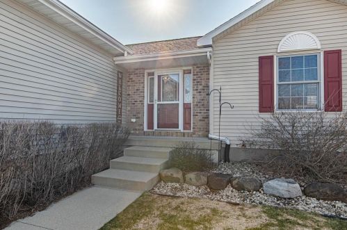 613 Lucky Trl, Mount Horeb, WI 53572-3608