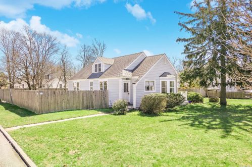 315 Grove Ave, Canaan Lake, NY 11772-4181