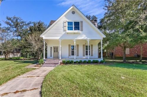 903 Beau Chene Dr, Mandeville, LA 70471-1505