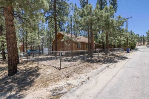 900 Fairway Blvd, Big Bear City, CA 92314-9246