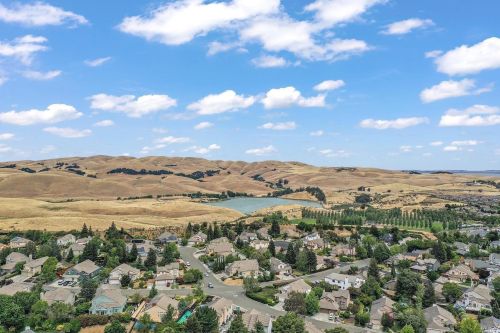 610 Rose Dr, Benicia CA  94510-3756 exterior