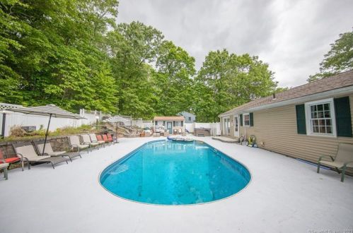 22 Devonshire Dr, Waterford CT  06385-1702 exterior