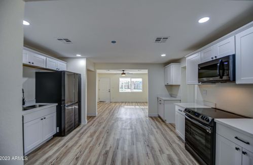 5813 37 Ave, Phoenix AZ 85053-4620 exterior