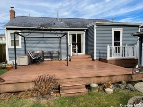 406 Old Farmingdale Rd, Babylon NY  11704-6424 exterior