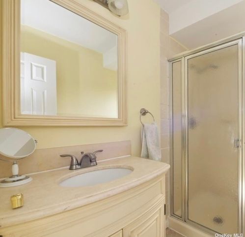 129 Hicks Ln, Great Neck NY  11024-2104 exterior