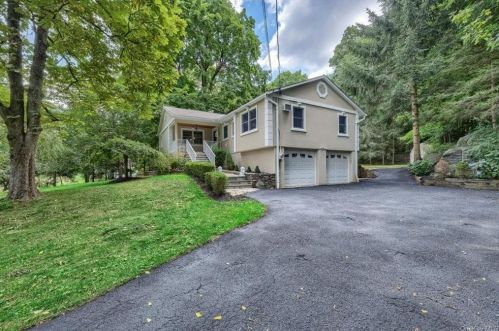 662 Oscawana Lake Rd, Tompkins Corners, NY 10579-1500