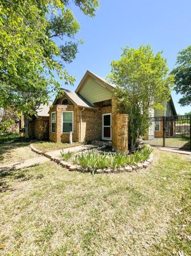 3010 Roxboro Rd, Euless, TX 76039-4026