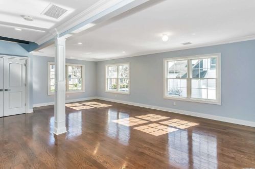 4 Wansor Ave, Bayville, NY 11709-3118