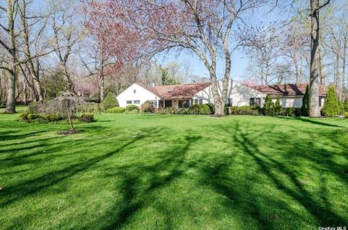 6 Split Rock Dr, Great Neck, NY 11024-1126