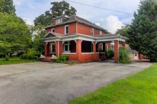 110 Inskip Dr, Knoxville, TN 37912-4121