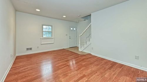 29 River Rd, Oakland NJ  07436-1912 exterior