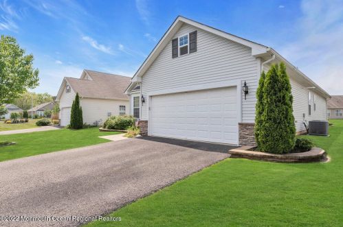 70 Eagle Ridge Cir, Lakewood, NJ 08701-5825