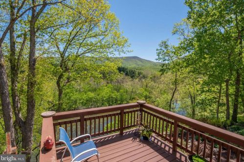 160 Manor Dr, Edinburg VA  22824-3579 exterior