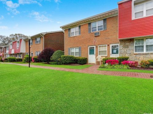 18 Springwood Dr, Babylon, NY 11703-5005