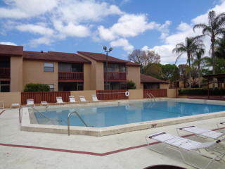 902 Lakeview Cir, West Palm Beach FL  33411-8796 exterior