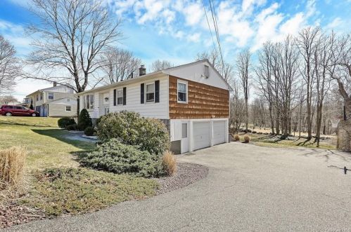 89 Red Mills Rd, Mahopac, NY 10541-2756