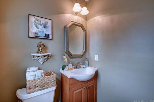 9 Still Field Rd, Manchester CT  06040-6355 exterior