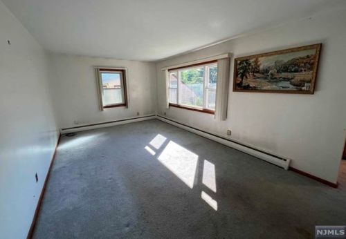 44 Monhegan Ave, Oakland NJ  07436-4025 exterior