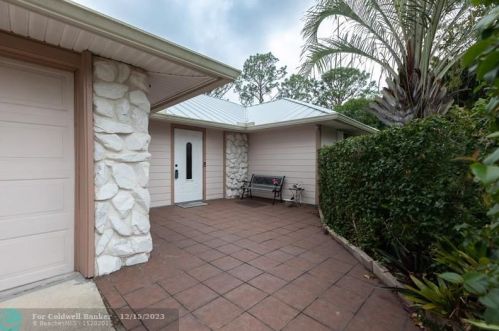 5725 35th St, Vero Beach, FL 32966-1833