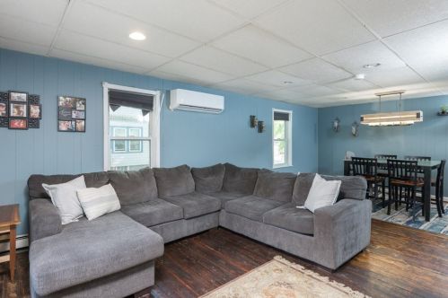 46 Pleasant St, Hanson, MA 02341-1909