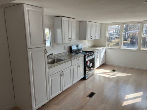 16 Sunflower Dr, Bohemia, NY 11716-4020
