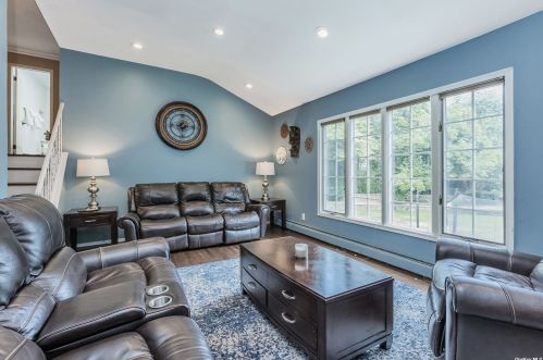 6 Stuart Ct, Huntington Station NY  11746-4237 exterior