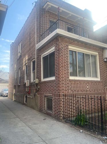 650 223rd St, Bronx, NY 10466-4002