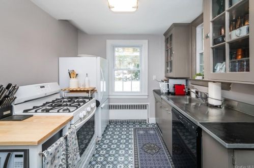 77 Kewanee Rd, New Rochelle NY  10804-1301 exterior