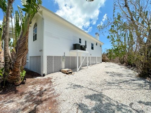 1724 Bunting Ln, Sanibel FL  33957-4226 exterior