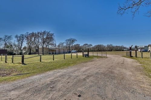 24091 Highway 6, Hempstead TX  77445-7870 exterior